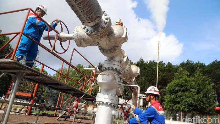 Melihat Aktivitas si PLTP Kamojang Milik PGE

Dua Pekerja tengah melakukan pengecekan sumur KMJ-51 di Pertamina Geothermal Energy (PGE) Area Kamojang, Kabupaten Bandung, Jawa Barat, Rabu (18/10/2017). PT PGE Area Kamojang mengoperasikan 92 sumur, untuk memasok uap bagi Pembangkit Listrik Tenaga Panasbumi (PLTP) Unit 1 sampai 5, dengan total kapasitas listrik terpasang 235 MW. Grandyos Zafna/detikcom

-.  PLTP Kamojang Unit 4 dan 5Â  dengan kapasitas 2x35MW beroperasi pada pertengahn tahun 2015, merupakan pilot project PT Pertamina Geothermal Energy, dalam mengoperasikan PLTP secara total project. Total project yakni pengerjaan proyek mulai dari tahapan eksplorasi dan pengembangan lapangan uap, hingga pembangunan dan pengoperasian PLTP untuk kemudian dijual dlm bentuk listrik.

-. PLTP Kamojang mulai di uji coba pada tahun 1978  dan mulai beroperasi pada tahun 1983.