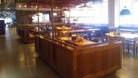 Ini adalah suasana kantin kantor Dropbox di San Francisco. Pegawai setempat menyebut kantin ini dengan nama Tuck Shop. Nampak kantin didesain terbuka dengan dominasi kayu. Foto: Istimewa