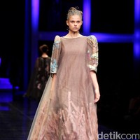 Koleksi terbaru Mel Ahyar yang bertajuk Methapor di LAKME Trend Gala, Ballroom Rizt Calton Pasific Place, Jakarta. Rabu, 18/10/2017. [Foto: Mohammad Abduh/Wolipop]
