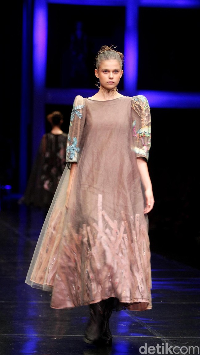 Koleksi terbaru Mel Ahyar yang bertajuk Methapor di LAKME Trend Gala, Ballroom Rizt Calton Pasific Place, Jakarta. Rabu, 18/10/2017. [Foto: Mohammad Abduh/Wolipop]