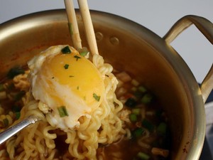 Asyik! Di Mini Market Ini Bisa Beli dan Masak Sendiri Mie Instan dengan Telur!