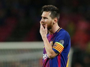 Apa yang Dimakan Messi dari Balik Kaus Kakinya?
