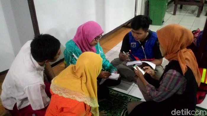 Bantuan Pengungsi Banjir Akibat Tanggul Jebol Jatipadang Berdatangan