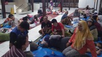 Sebagian dari mereka beristirahat di dalam masjid. Beberapa tidur dengan mengenakan sarung.