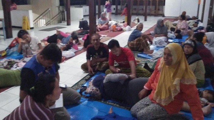 Warga Jatipadang Sudah Minta Tanggul Permanen, tapi Belum Dibangun