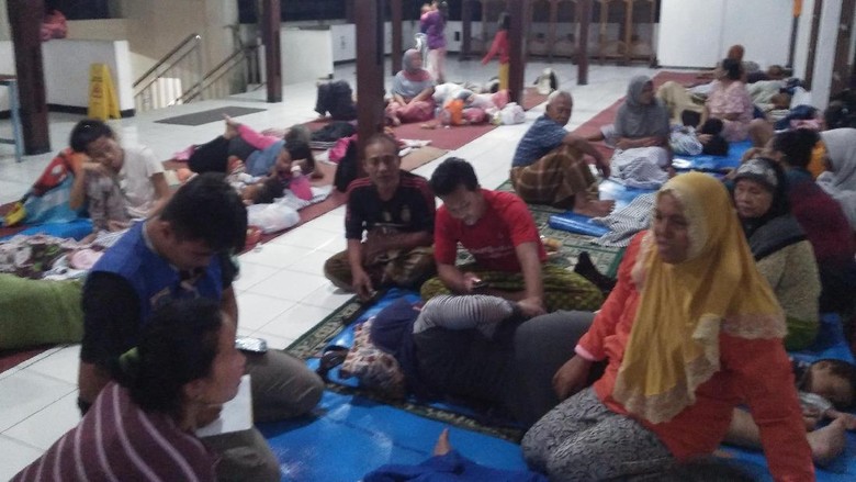 Warga Jatipadang Sudah Minta Tanggul Permanen, tapi Belum Dibangun Warga Jatipadang Sudah Minta Tanggul Permanen, tapi Belum Dibangun