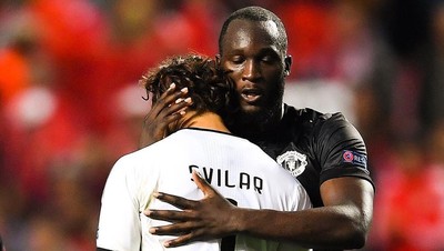Foto: Respect! Peluk dan Dukungan Pemain MU untuk Kiper Muda Benfica