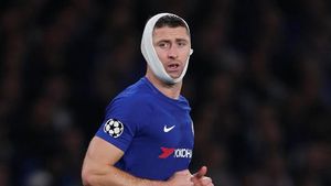 Foto: Perban Konyol di Kepala Cahill Jadi Bahan Olok-olok