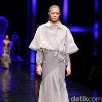 Koleksi terbaru Mel Ahyar yang bertajuk Methapor di LAKME Trend Gala, Ballroom Rizt Calton Pasific Place, Jakarta. Rabu, 18/10/2017. [Foto: Mohammad Abduh/Wolipop]