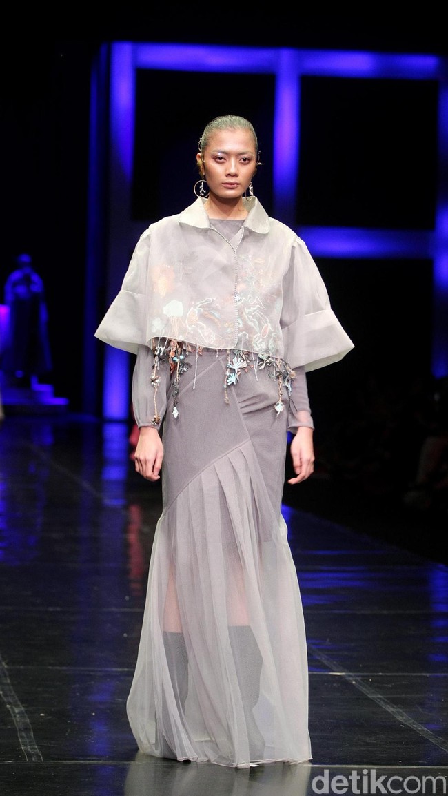 Koleksi terbaru Mel Ahyar yang bertajuk Methapor di LAKME Trend Gala, Ballroom Rizt Calton Pasific Place, Jakarta. Rabu, 18/10/2017. [Foto: Mohammad Abduh/Wolipop]
