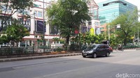 Berjarak sekitar 50 meter dari kejadian TM menyeruduk motor, tepatnya di depan Hotel Le Grandeur. TM juga menyeruduk taksi yang melaju di depannya. Bukannya berhenti, TM melaju kencang menuju Jalan Mangga Dua Raya hingga di depan Mangga Dua Mall.