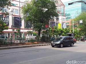 Cerita Warga tentang Emak-emak Topless Tabrak Bajaj di Mangga Dua