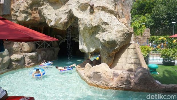 Tempat Berenang Bareng Ratusan Hiu di Singapura