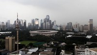 Awan hitam menyelimuti kawasan Senayan.