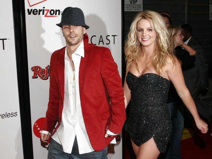 Foto: Gaya Seksi Para Mamah Muda Hollywood di Karpet Merah HOLLYWOOD - FEBRUARY 06: Musicians Britney Spears and Kevin Federline arrive at the 2006 Grammy Nominees party with Kanye West, hosted By Verizon Wireless and Rolling Stone Magazine at the Avalon Hollywood, on February 6, 2005 in Hollywood, California. (Photo by Matthew Simmons/Getty Images for Rolling Stone)