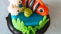 Kalau yang ini, bentuknya mirip seperti kue ulang tahun. Tapi siapa sangka kalau ini adalah pempek yang dibentuk mirip ikan nemo dan ikan-ikan kecil. Sayang ya untuk dipotong. Foto: Raja Adil Siregar/detikcom