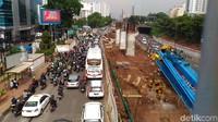 Proyek Flyover Pancoran itu masih terlihat putus-putus dan belum menyatu seluruhnya. Terlihat pula di lokasi beberapa karyawan proyek dari PT Nindya Karya yang mengerjakan proyek tersebut. Foto: Samsudhuha Wildansyah/ detikcom