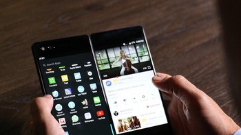 Ketika direntangkan, ponsel ini bisa berubah menjadi layaknya tablet. Foto: istimewa