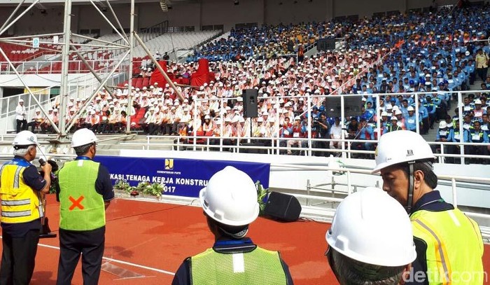 Foto Jokowi Temui Ribuan Kuli Bangunan Di Gbk