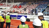 Hadir pula Menteri PUPR, Basuki Hadimuljono selaku regulator di bidang konstruksi. Basuki hadir satu jam sebelum Jokowi tiba, dengan mengenakan kaus polo biru, lengkap dengan Alat Pelindung Diri (APD) seperti rompi dan helm proyek.