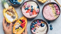 Tampilan smoothie bowl kini makin menarik saja. Warna-warninya menggugah selera dengan pemakaian aneka topping buah. Foto: Istimewa