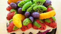 Bosan dengan kue ulang tahun yang manis? Tentunya Anda bisa memesan kue ulang tahun tapi pempek. Kok bisa? Dibentuk hingga mirip bentuk buah-buahan. Ternyata potongan kue ini enak lho dicocol cuko. Mantap! Foto: Raja Adil Siregar/detikcom