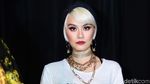 Gold Lady! Agnez Mo yang Makin Menawan