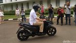 Aksi Jonan Meliuk-liuk Tunggangi Motor Listrik