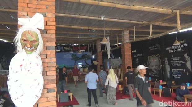 Rasakan Sensasi Seram sambil Makan Nasi Jagung di Cafe Dedemit