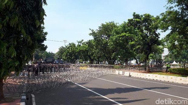 Pagar berduri dipasang melintang Jalan Medan Merdeka Barat