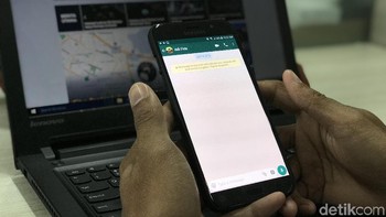 Buka aplikasi WhatsApp. Foto: Adi Fida Rahman/detikINET