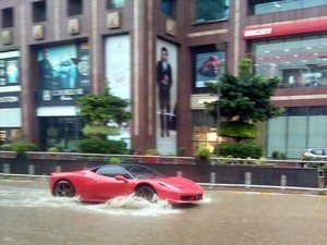 Pemilik Ferrari Ini Nekat Terobos Banjir