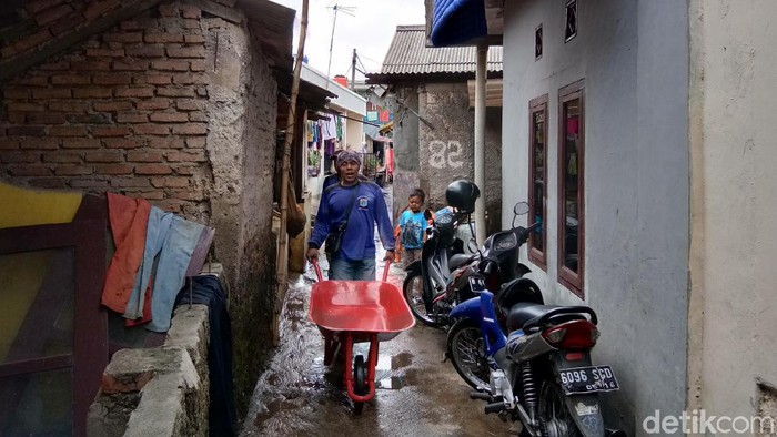 Banjir Surut, Warga Bersih-bersih Rumah dari Lumpur