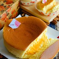 Cheesecake lembut dengan isian saus telur asin yang nikmat.