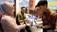 Warga merekam sidik jarinya.