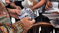 Menerima pengaduan dan harapan warga di balaikota. Pola menerima pengaduan yang sudah dimulai oleh pak Basuki dan pak Djarot, tulis Anies (Foto: Instagram Anies Baswedan)