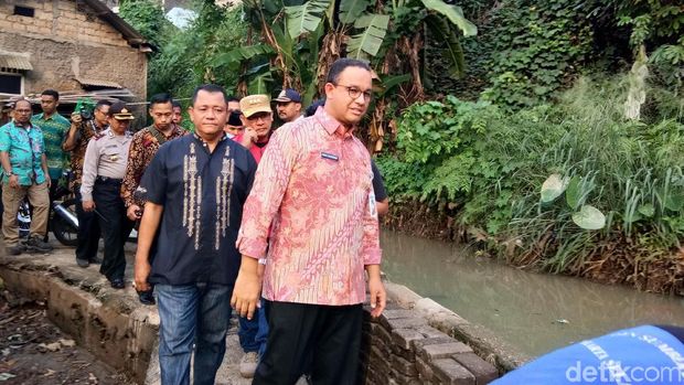 Gubernur DKI Anies Baswedan meninjau turap tanggul jebol di Jatipadang, Jaksel (Foto: Meilika Asanti/detikcom)