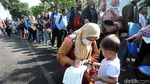 Ratusan Warga Antre Bikin e-KTP di TMII