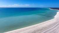Terletak di Shark Bay Road, Francois National Park, Australia, pantai ini bernama Shell Beach. Tepi pantainya berisi ribuan kulit kerang yang terlihat seperti pasir putih (Instagram/samsonanddelilah.au)