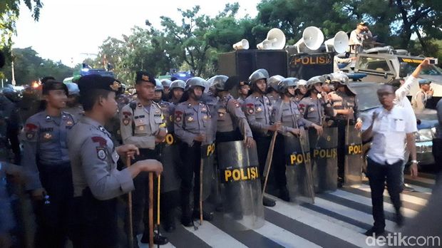  Polisi berjaga di lokasi demonstrasi mahasiswa dekat Istana, Jumat (20/10/2017)