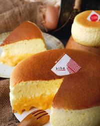 Souffle cheesecake kekinian dengan paduan saus telur asin.