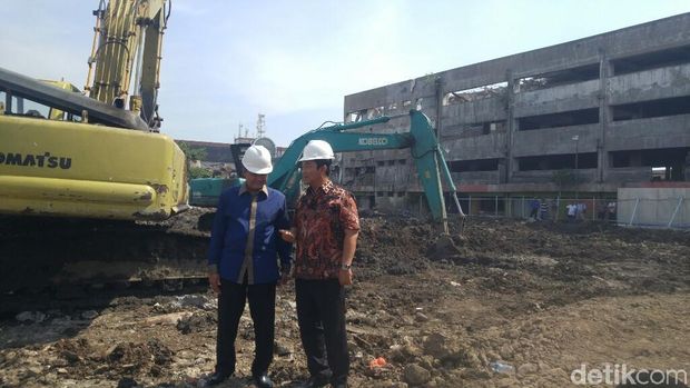 Pembangunan Pasar Johar di Semarang.