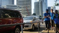 Dari rumahnya di Jalan Pulobangkeng, Kebayoran Baru, Jakarta Selatan, Sandiaga berlari ke arah Monas melewati Jalan Sudirman. Dia ditemani belasan orang rekannya dari Jakarta Berlari (Taufiq/detikcom)