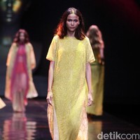 Sapto Djojokartiko menampilkan koleksi terbarunya dengan label Todjo di LAKME Trend Gala, Ballroom Rizt Calton Pasific Place, Jakarta. Rabu, 18/10/2017. [Foto: Mohammad Abduh/Wolipop]