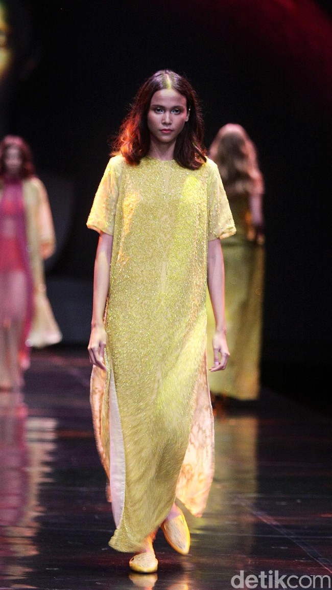 Sapto Djojokartiko menampilkan koleksi terbarunya dengan label Todjo di LAKME Trend Gala, Ballroom Rizt Calton Pasific Place, Jakarta. Rabu, 18/10/2017. [Foto: Mohammad Abduh/Wolipop]