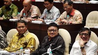 Rudiantara, Tjahjo Kumolo, dan Yasonna Laoly tersenyum di sela-sela rapat soal Perppu Ormas. Pemetaan sementara untuk parpol yang mendukung Perppu Ormas adalah PDIP, PPP, dan Partai Demokrat. Sedangkan parpol yang menolak adalah PKS, Gerindra, dan PAN. Sisanya belum menyatakan pendapat resmi.