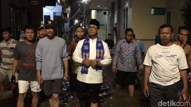 Anies Melayat ke Warga Cipete yang Tewas Tersetrum karena Banjir