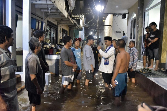 Ke Rumah Warga Cipete yang Tewas, Anies Cek Penanganan Banjir