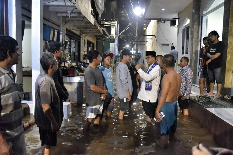 Ke Rumah Warga Cipete yang Tewas, Anies Cek Penanganan Banjir Ke Rumah Warga Cipete yang Tewas, Anies Cek Penanganan Banjir
