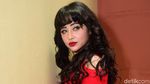 Yang Baju Merah Jangan Sampai Lolos! Seksinya Dewi Persik